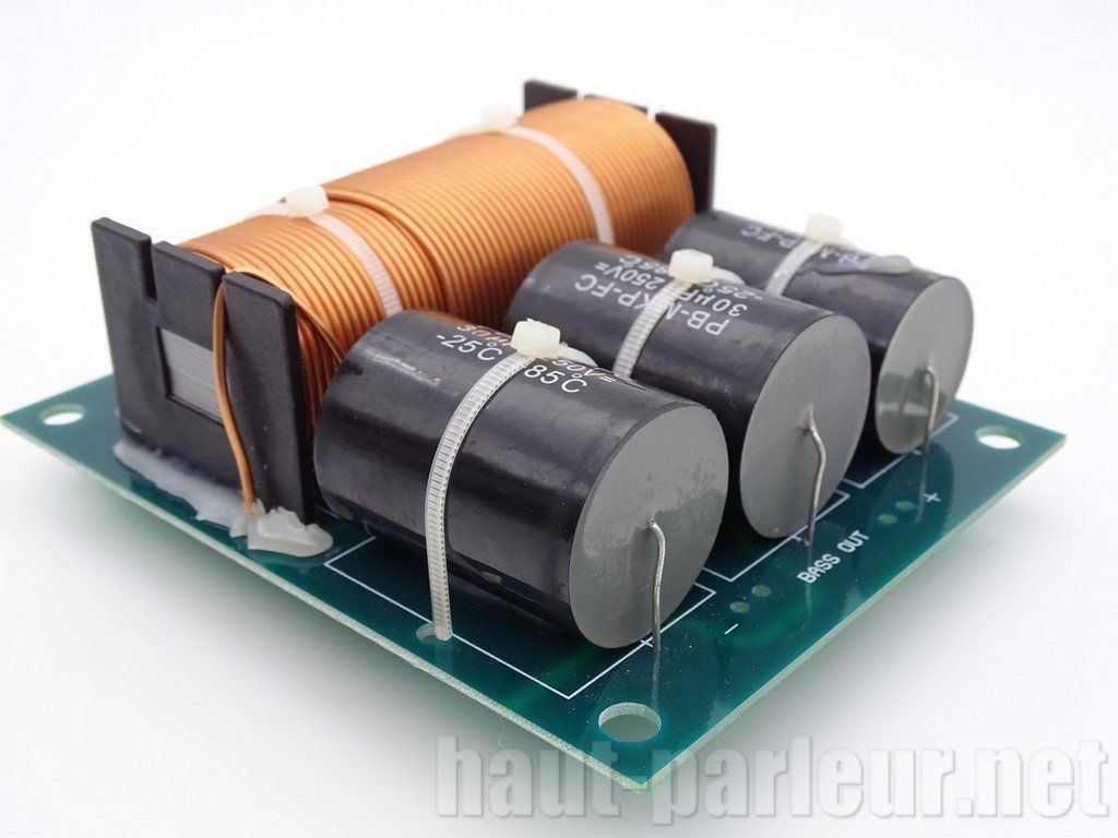 Filtre subwoofer professionnel caisson 1500 watts impédance 4 ohms.