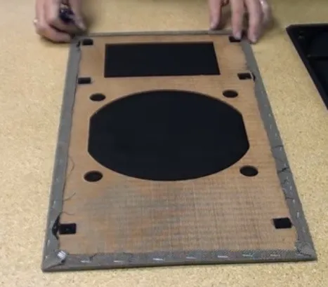 Changer le tissus acoustique d'un cadre d'enceinte : Commencer par enlever l'ancien tissus