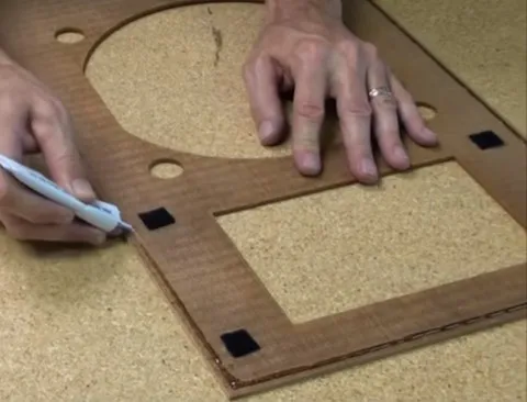 Changer le tissus acoustique d'un cadre d'enceinte : Coller le cadre
