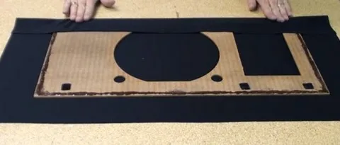 Changer le tissus acoustique d'un cadre d'enceinte : Rabattre le tissus sur le cadre