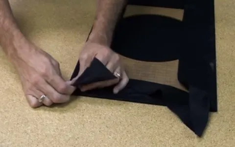 Changer le tissus acoustique d'un cadre d'enceinte : Coller les coins