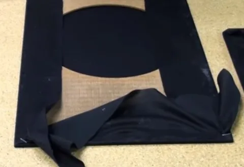 Changer le tissus acoustique d'un cadre d'enceinte : Quand la colle est seche