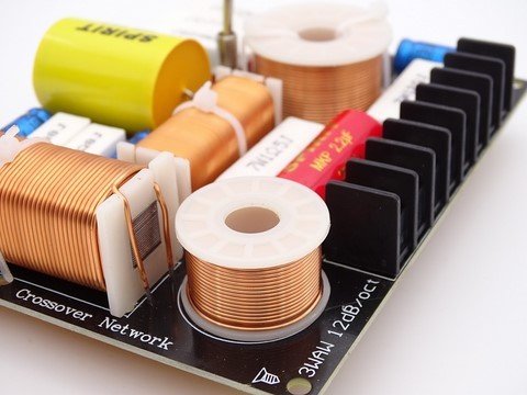 Filtre haut-parleur passif 3 voies pour enceintes de 50 à 250 watts d'une impédance de 4 à 8 ohms. Fréquences de coupure 500Hz et 5000Hz avec atténuation de 12 dB/octave.