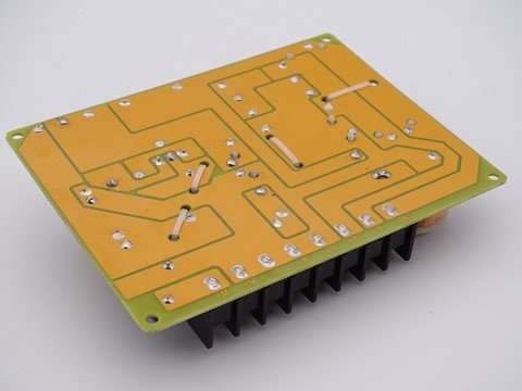 Filtre haut-parleur passif 3 voies pour enceintes de 50 à 250 watts d'une impédance de 4 à 8 ohms. Fréquences de coupure 500Hz et 5000Hz avec atténuation de 12 dB/octave.