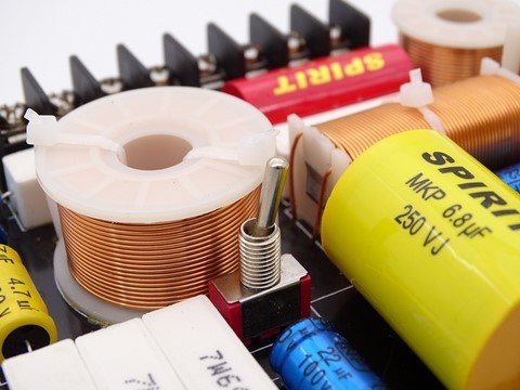 Filtre haut-parleur passif 3 voies pour enceintes de 50 à 250 watts d'une impédance de 4 à 8 ohms. Fréquences de coupure 500Hz et 5000Hz avec atténuation de 12 dB/octave.