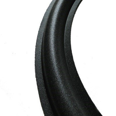 Suspension permettant la réparation d’un haut-parleur dont la membrane mesure 21,4 cm de diamètre.
